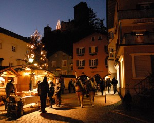 Mittelalterlicher Weihnachtsmarkt in Klausen - im Zeichen des Kerzenlichts