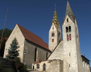 Dorfgasse von Villanders und die 2 imposanten Kirchtürme