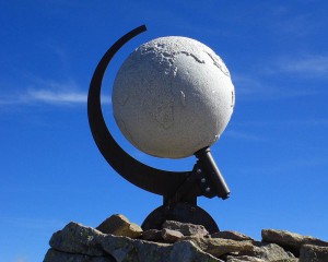 Die bekannte Weltkugel aus Stein am Villanderer Berg